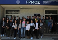 Zajednička fotografija učenika ispred FPMOZ-a.